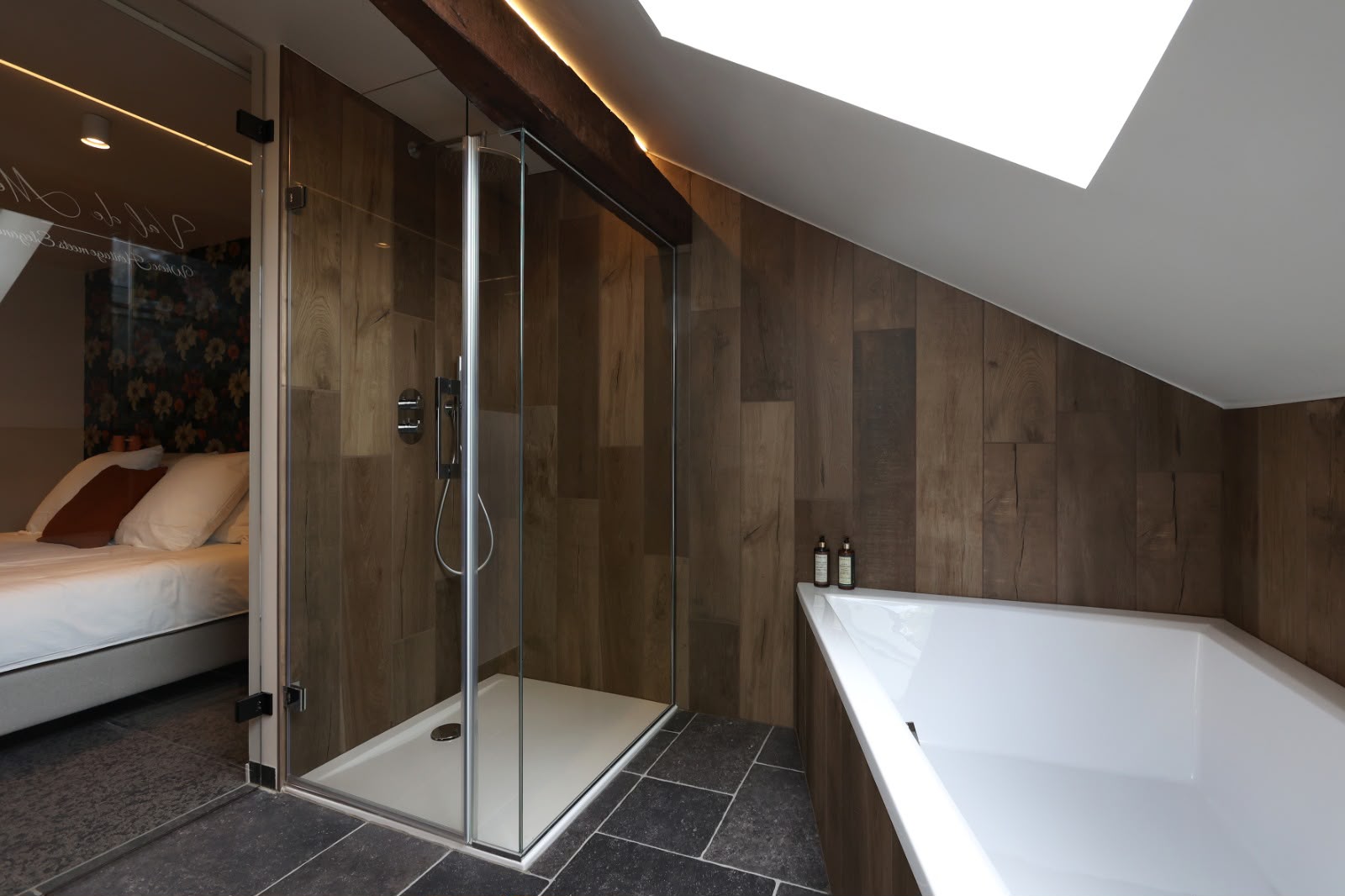 L'Ambre : salle de bain sous fenêtre de toit, douche vitrée et baignoire pour deux