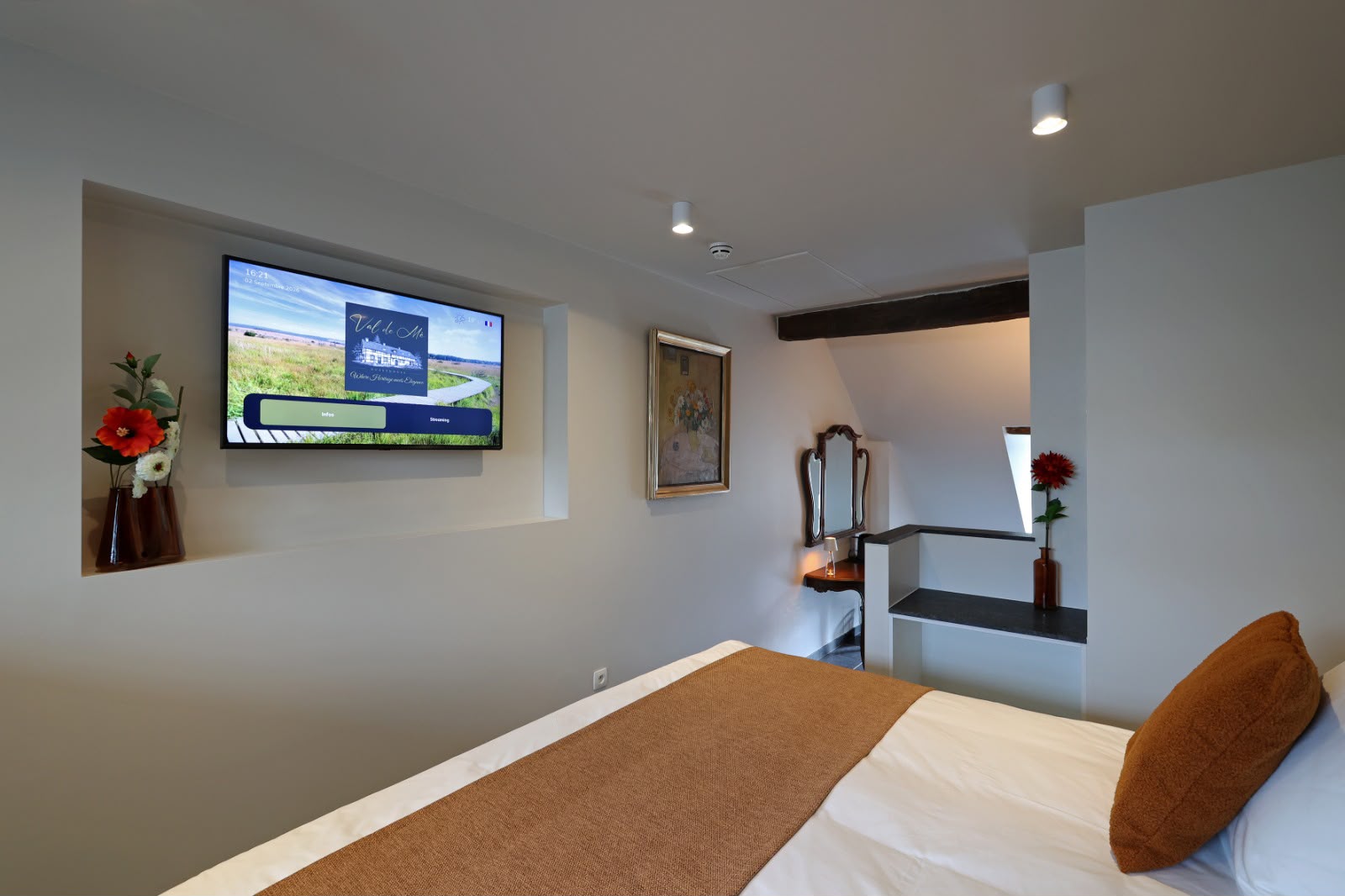 L'Ambre : vue depuis le lit sur la Smart TV et le coin salon