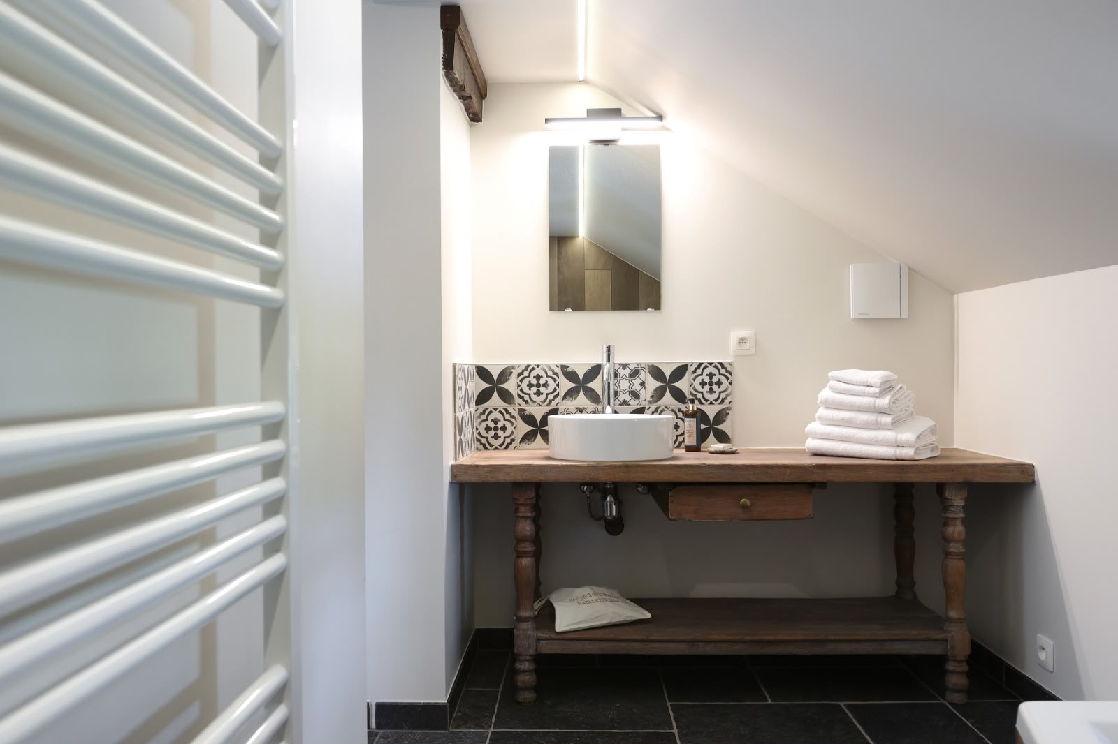 La Rosaline : lavabo posé sur une table ancienne, carreaux de ciment et serviettes